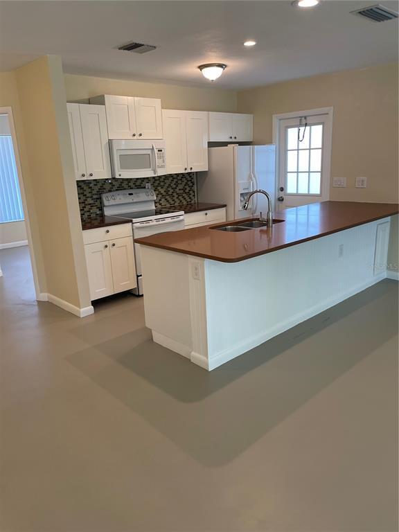 Building Photo - 6185 Deming Ave