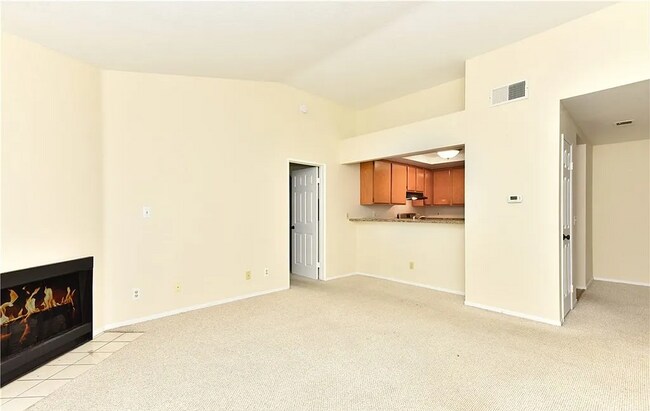 Building Photo - This home is a cozy 1 BR, 1 BA Condo