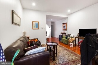 Building Photo - 821 Catharine St