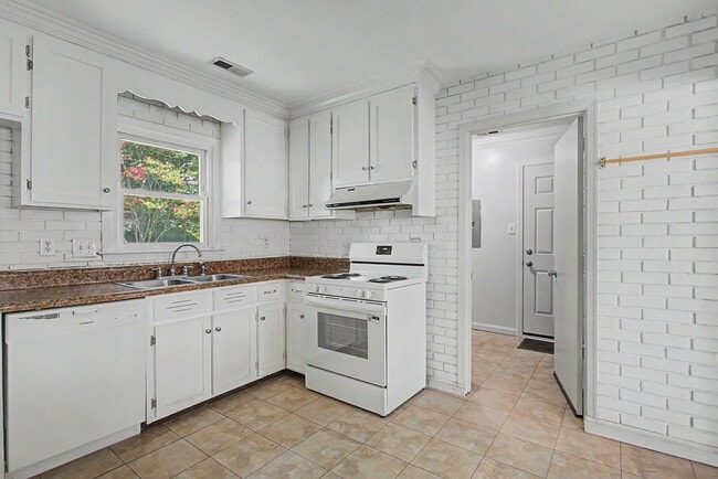 Building Photo - Updated 3-Bedroom Ranch with Fenced Yard!