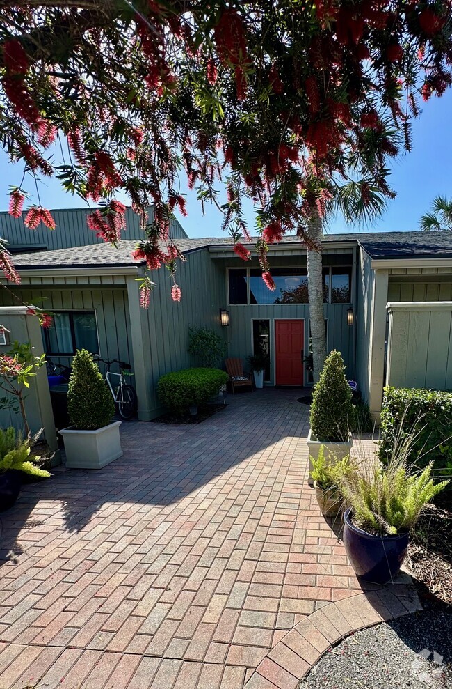 Building Photo - 9897 Sawgrass Dr E