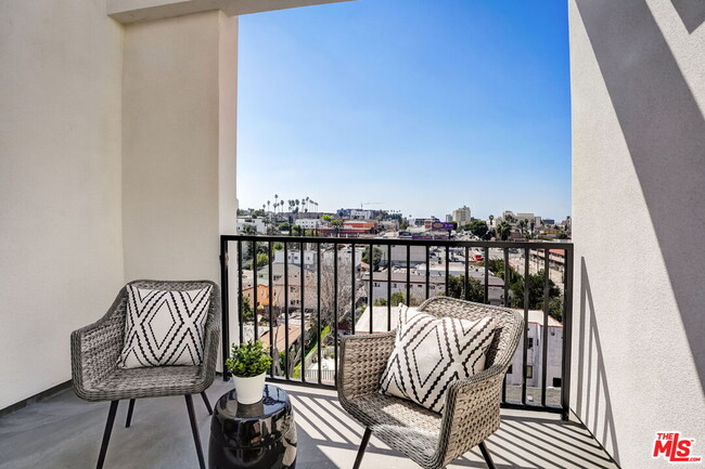 Building Photo - 222 N Alvarado St
