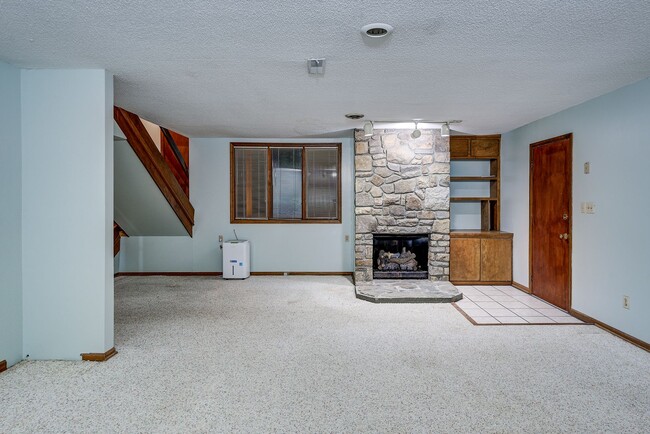 Building Photo - Large home in a beautiful setting close to all JC amenities