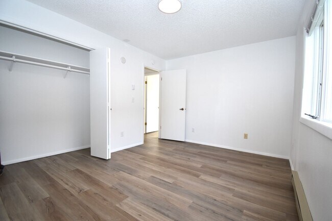 Building Photo - Great centrally located 2nd floor, 2 Bedroom 1 Bathroom apartment!
