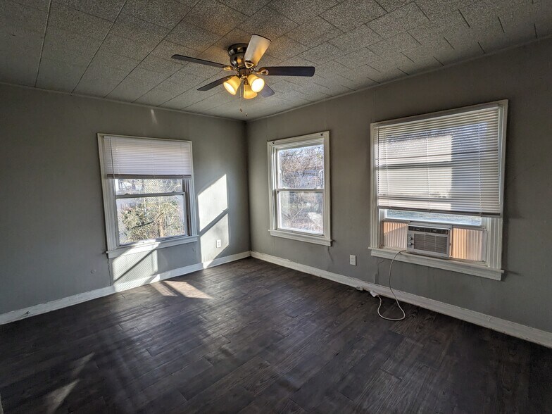 Building Photo - 823 W 9th St