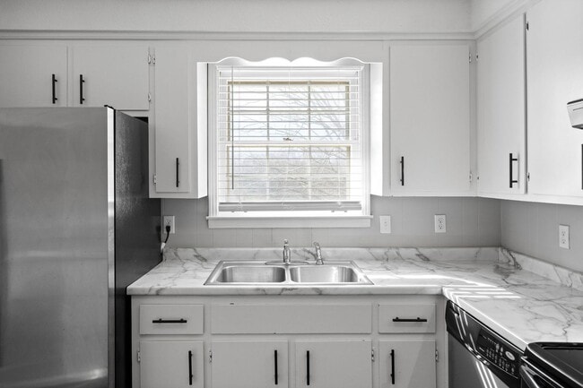 Building Photo - 3 Bedroom Pet Friendly Home For Rent in St. B Area!