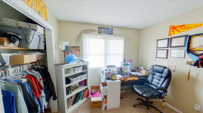 Building Photo - Country Living in Manhattan + 1.5 Acres + Close to Stagg Hill Golf Course! Available July 3rd!