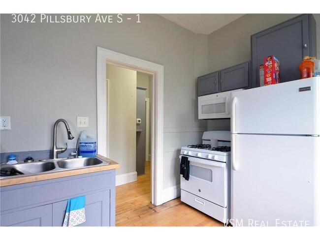 Building Photo - 3-bedroom 1 bath in uptown plus bonus room...