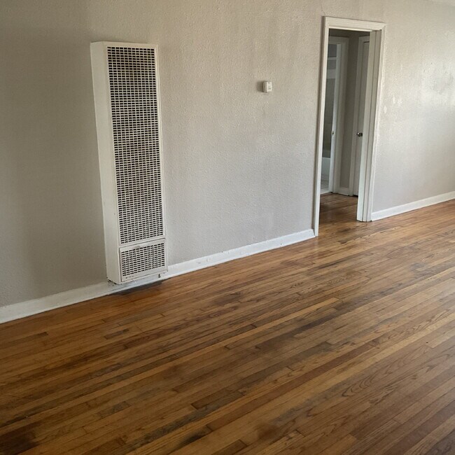 Building Photo - One Bed/One Bath Close to Woodlawn Lake Park