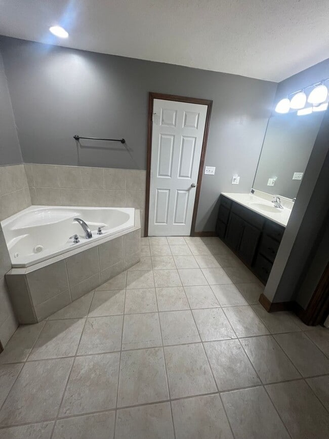 Building Photo - BEAUTIFUL LARGE 2 bedroom 2 bath CHATHAM SCHOOLS SPRINGFIELD UTILITIES