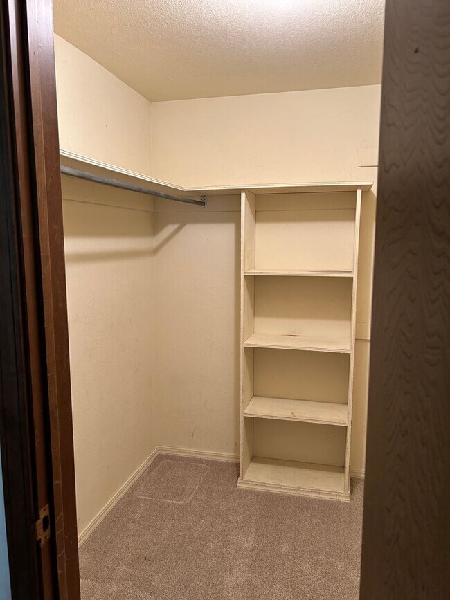 Building Photo - AVAILABLE SEPTEMBER 10TH Charming 4 bed 2....