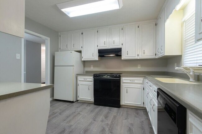 Building Photo - 1321 Crooked Creek Rd