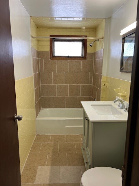 Building Photo - 136 Milton St