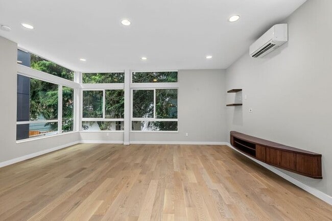 Building Photo - Stunning Standalone Townhome In Coveted Lincoln Park - Air Conditioned!