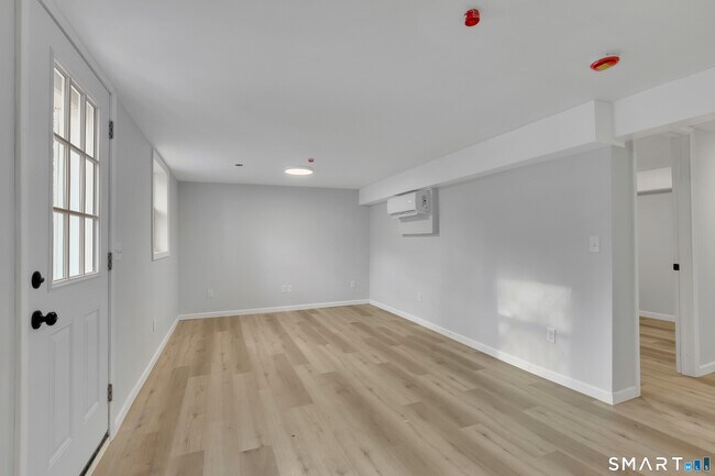 Building Photo - 194 Hartford Rd