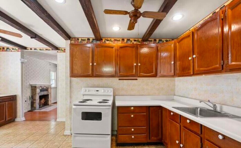 Building Photo - 2602 Stone Hedge Dr