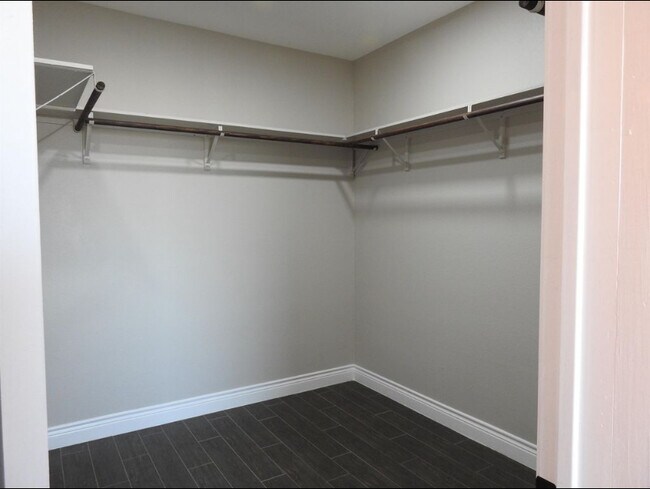 Building Photo - 400 Pitaya Ln