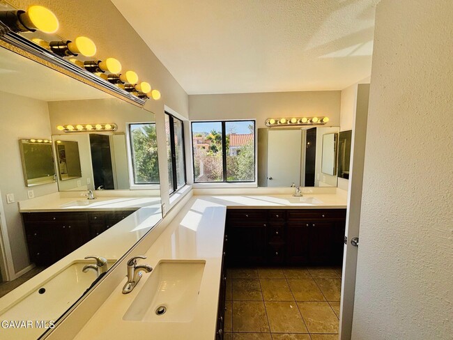 Building Photo - 38343 5th