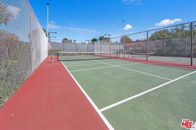 Building Photo - 27912 Ridgecove Ct N