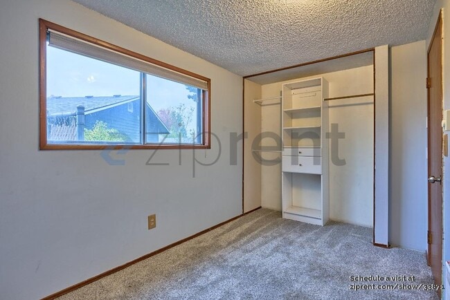 Building Photo - 3300 NE Robin Ct