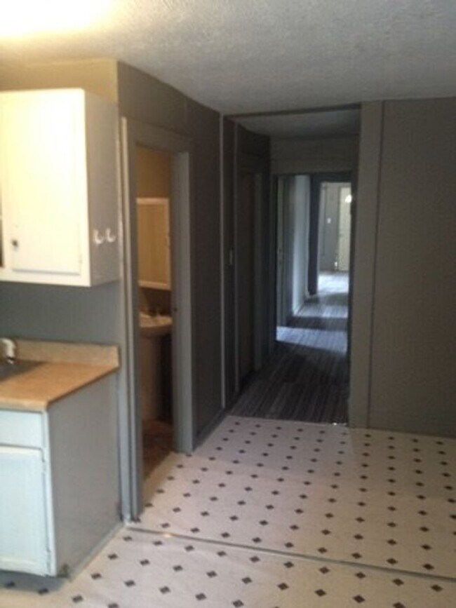 Building Photo - **AVAILABLE NOW**3 Bedroom / 2 Bathroom Ho...