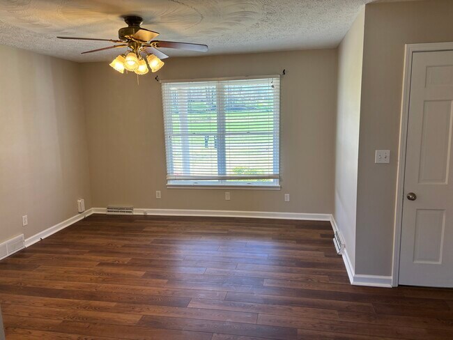 Building Photo - Highland