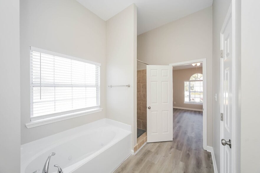 Building Photo - 5985 Eagle Ln