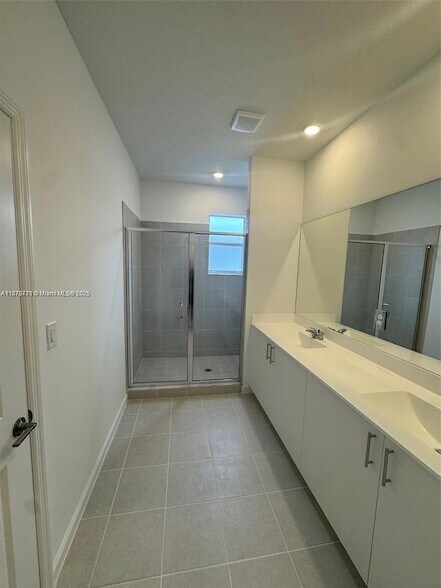 Building Photo - 2516 SE 27th Dr