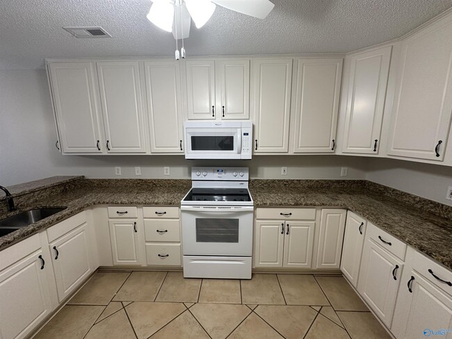 Building Photo - 722 Hobbs Rd SE