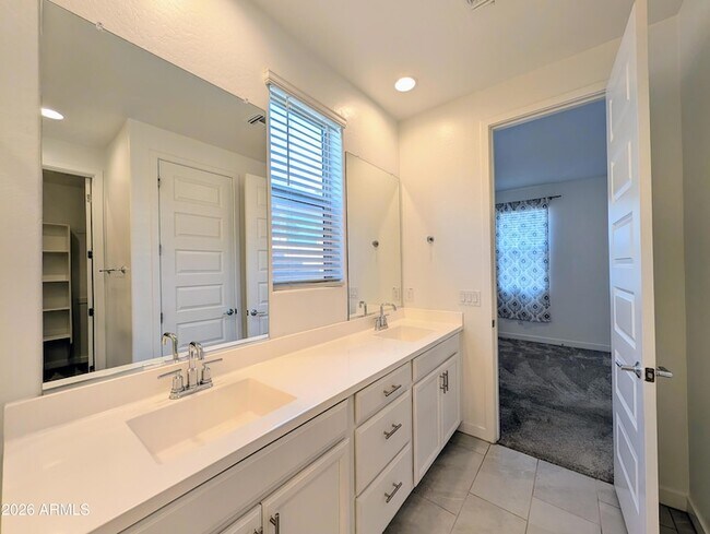 Building Photo - 9509 W Sells Dr