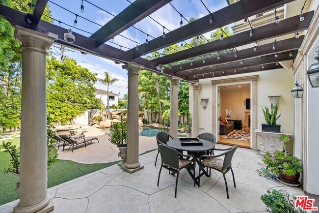 Building Photo - 314 N Palm Dr