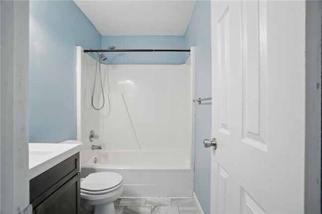 Building Photo - Stylish Townhouse in Prime VA Beach Location!