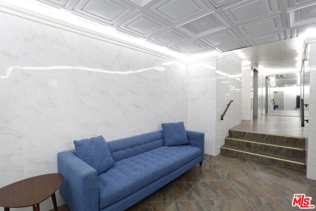 Building Photo - 550 S Manhattan Pl