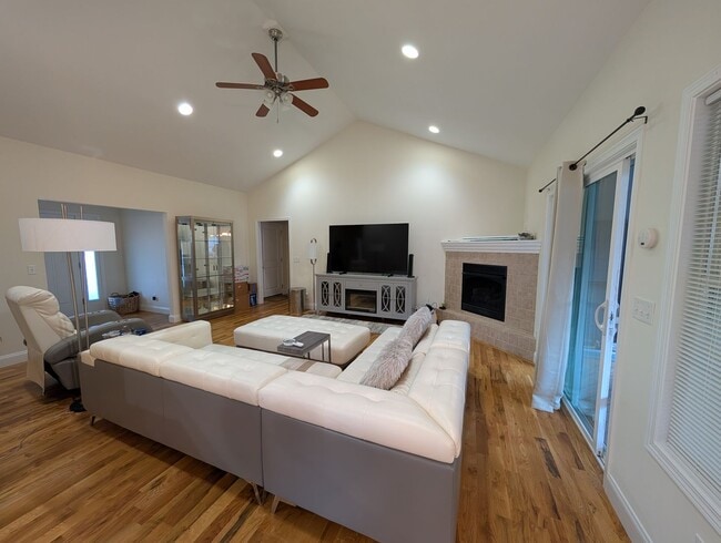 Building Photo - Beautiful Home in Convenient Swannanoa