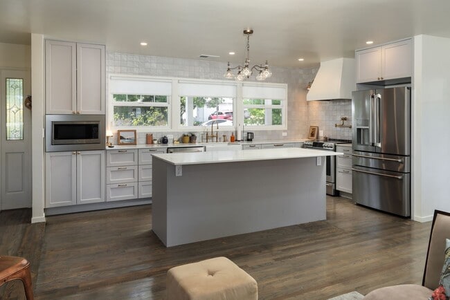 Building Photo - Updated home with spacious yard