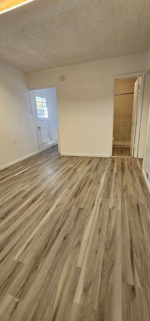 Building Photo - For Rent 3 bed 3 bath Plus 4th room or Off...