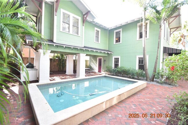 Building Photo - 810 S Packwood Ave