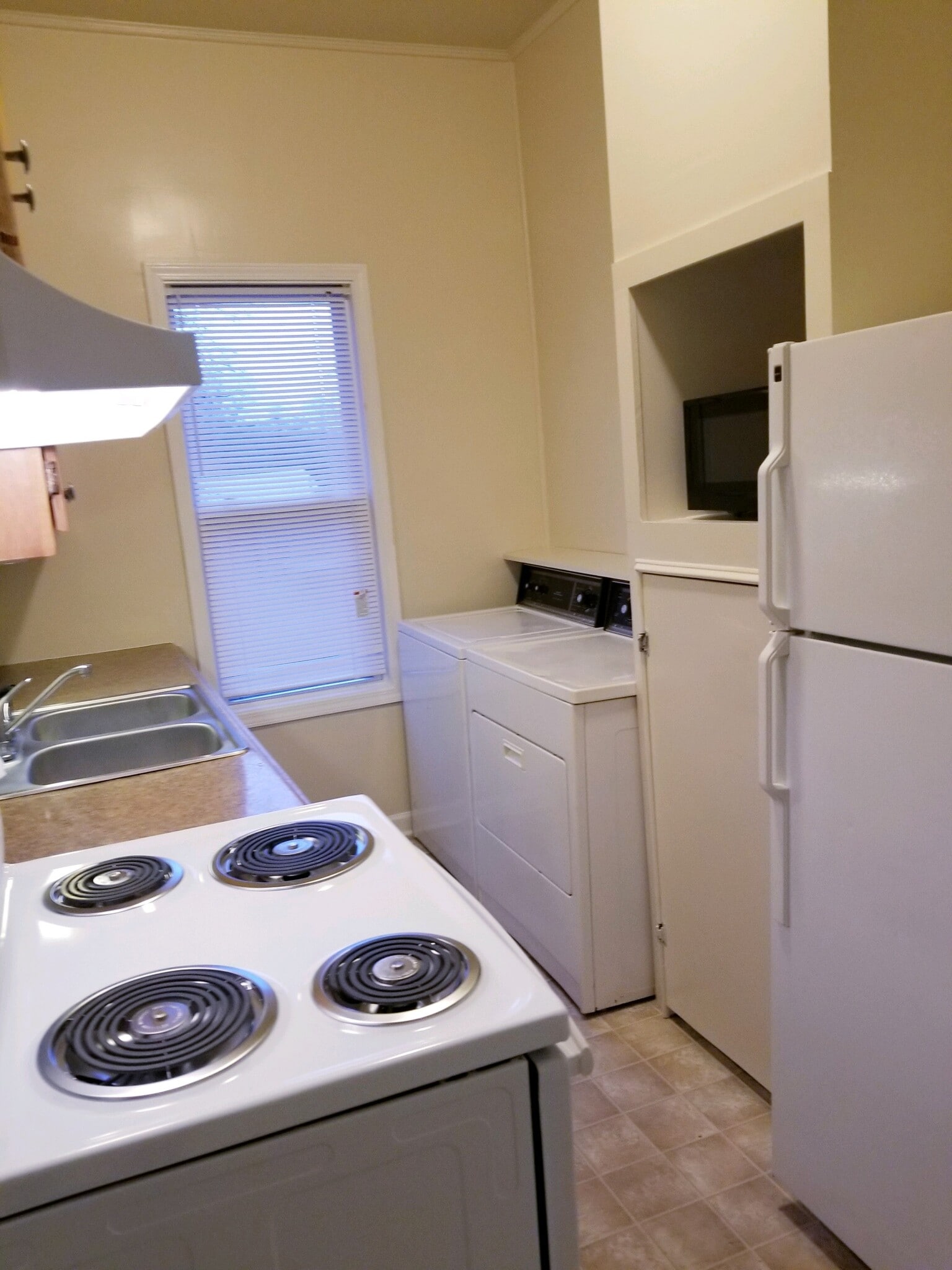 Kitchen with washer/Dryer hook up - 630 West Ave