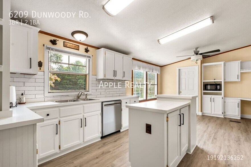 Building Photo - 6209 Dunwoody Rd
