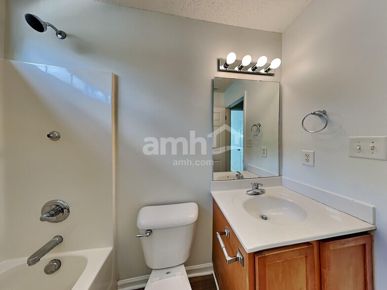 Building Photo - 1302 River Rock Dr