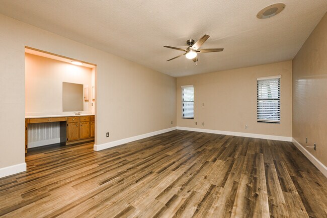 Building Photo - 1523 Poplar Dr