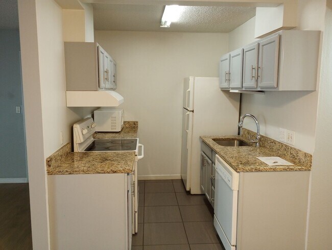Building Photo - Cherry Creek Schools, 2 bed, 1 bath, 900 s...