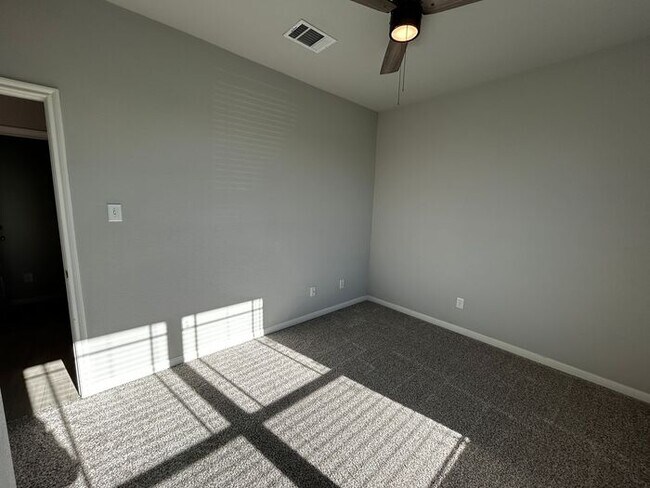 Building Photo - 3BR/2BA single-family home with fenced yard and attached garage in Jarrell, TX.