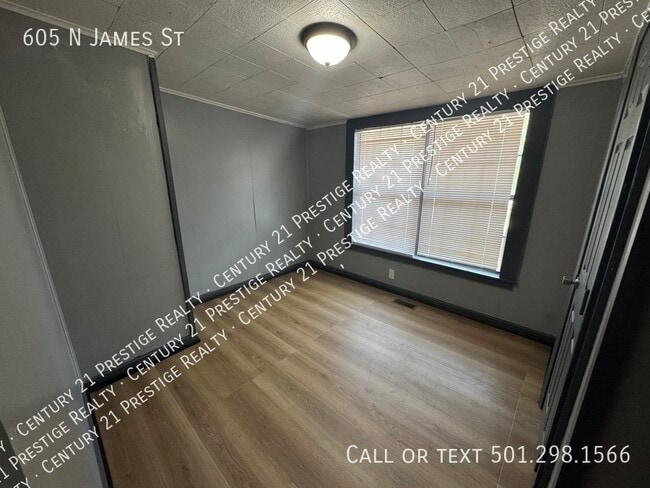 Building Photo - 605 N James St