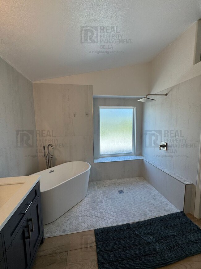 Building Photo - Resort-Style Living in Temecula – Pool Home with Designer Upgrades & 3-Car Garage