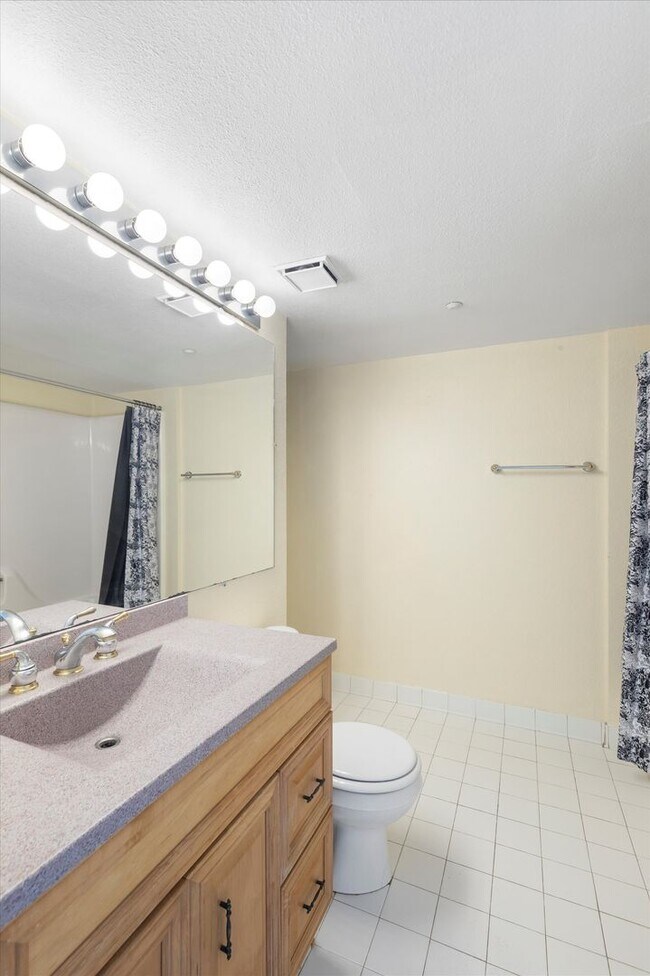 Building Photo - 2 Bedroom 2 Bathroom in the Salt Ponds Con...