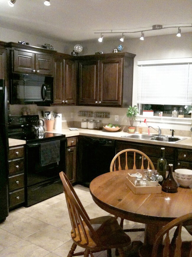 Building Photo - 2 Bedroom Town house for Rent in Lindale!
