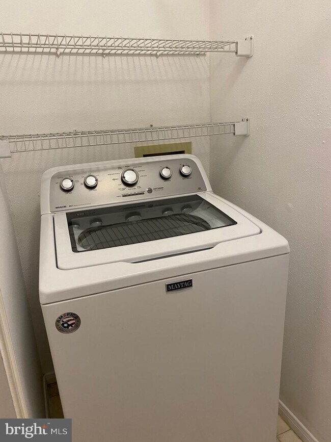 Building Photo - 310 Canterbury Rd