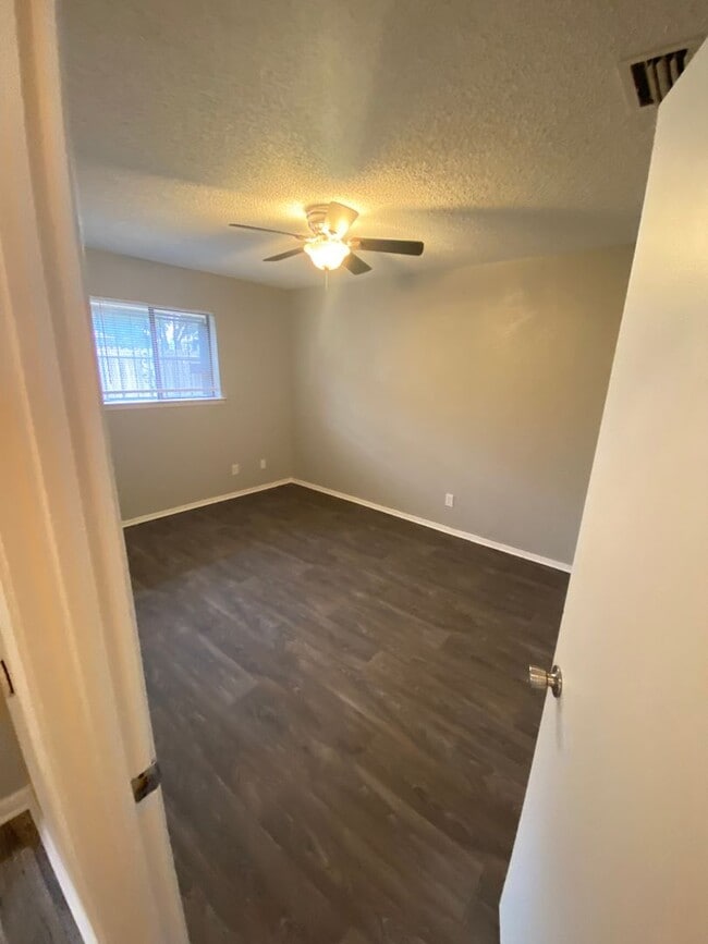 Building Photo - Blend of comfort and convenience