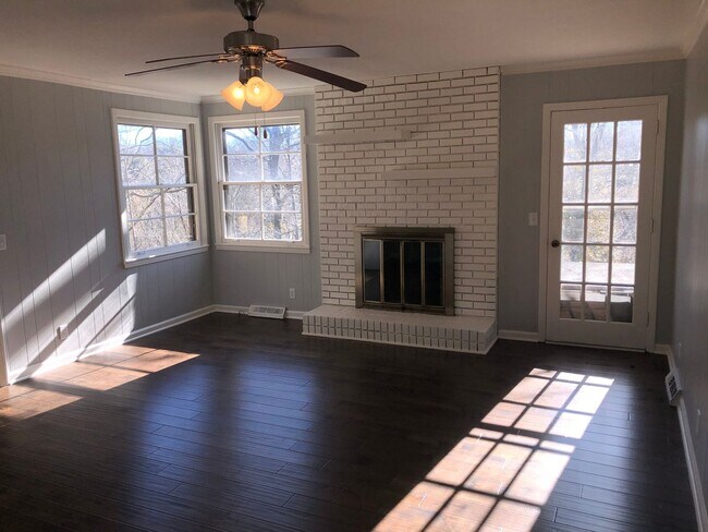 Building Photo - Charming single-level ranch home offers 4 bedrooms and 2 bathrooms in Brentwood